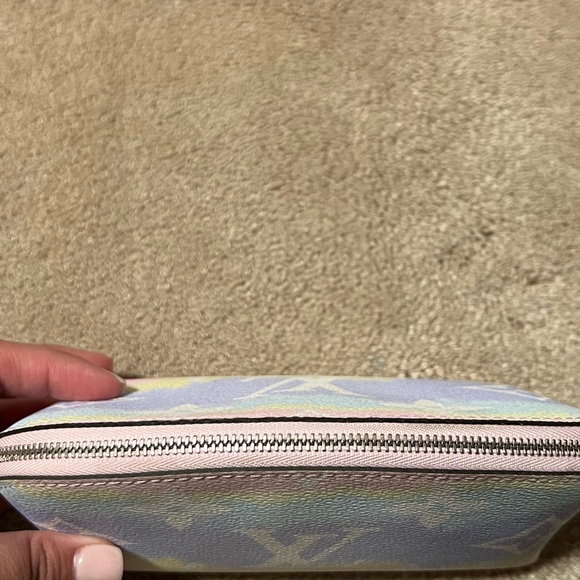 COPY - Louis Vuitton Escale Cosmetic Pouch - Picture 2 of 6